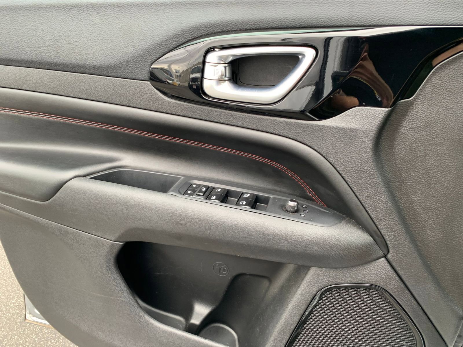 Used 2025 Jeep Compass Trailhawk image 18