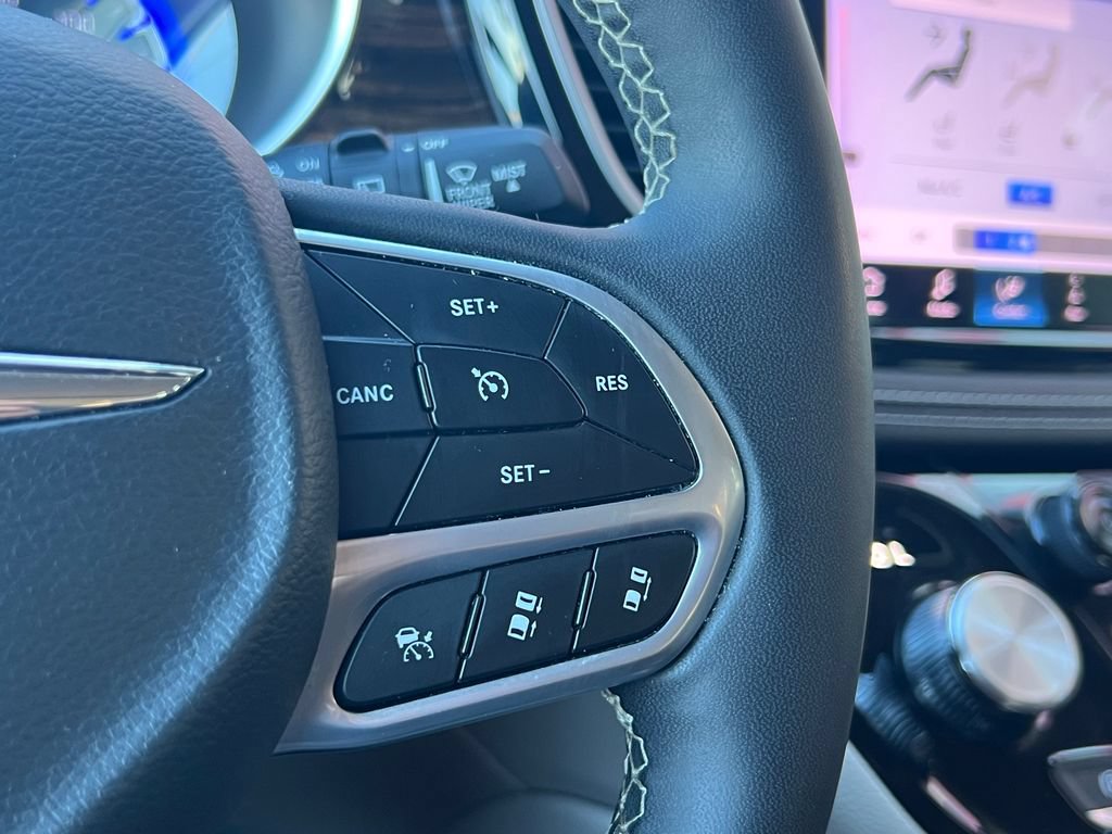 Used 2023 Chrysler Pacifica Limited FWD image 21