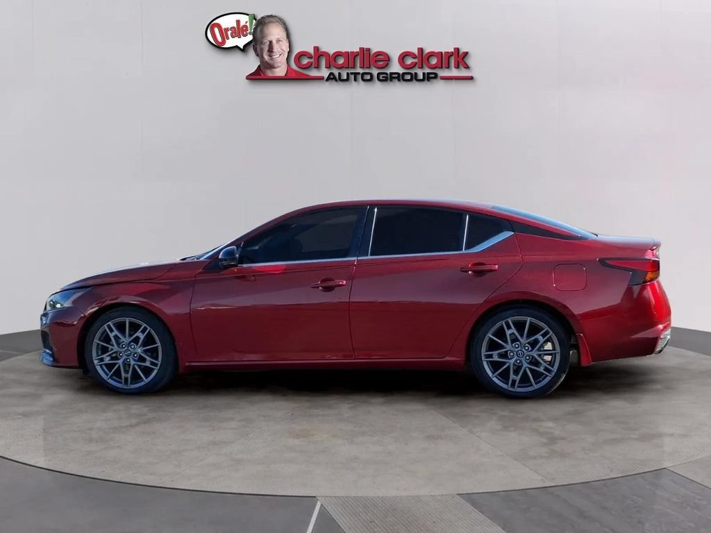 Used 2024 Nissan Altima 2.0 SR FWD image 2