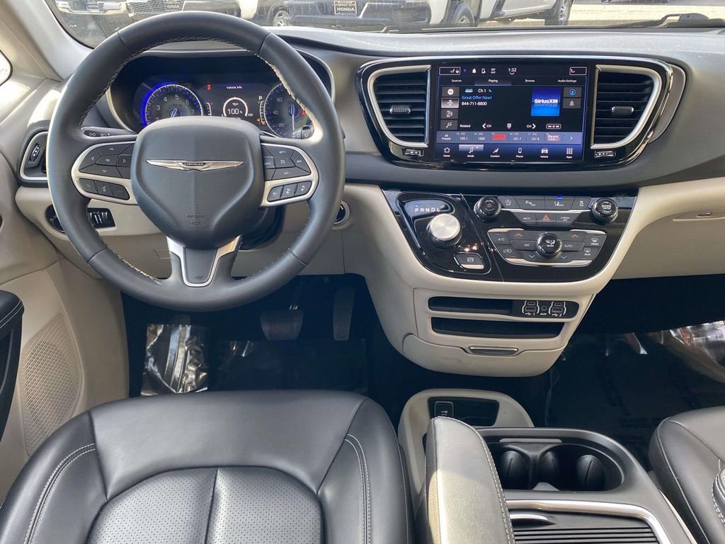 Used 2023 Chrysler Pacifica Touring-L image 9