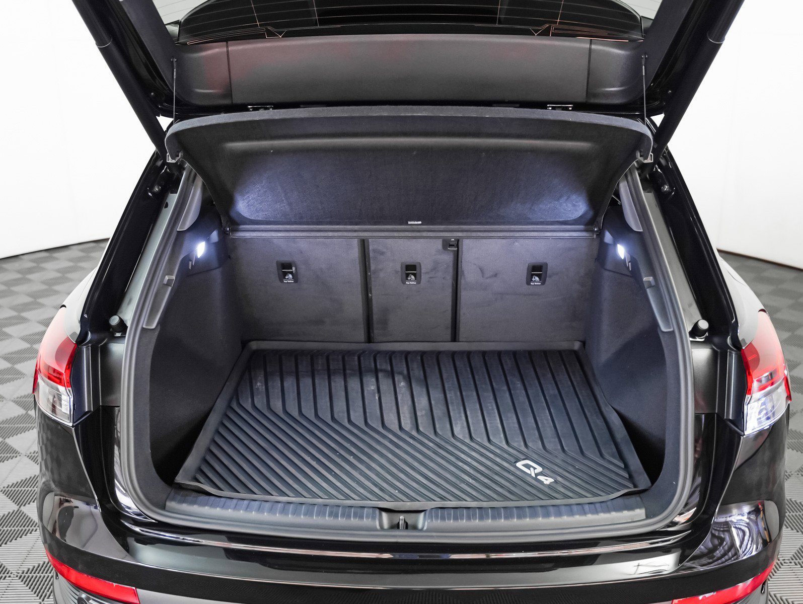 Used 2024 Audi Q4 e-tron Prestige w/ Black Optic Package image 11