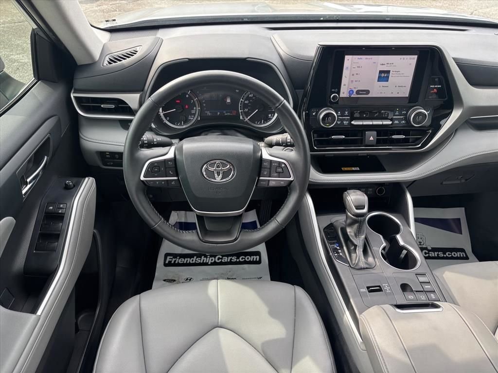 Used 2024 Toyota Highlander XLE FWD image 3