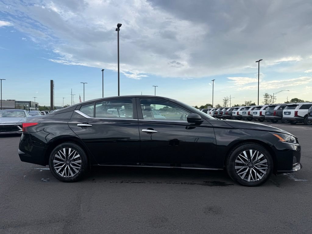 Used 2025 Nissan Altima 2.5 SV FWD image 4