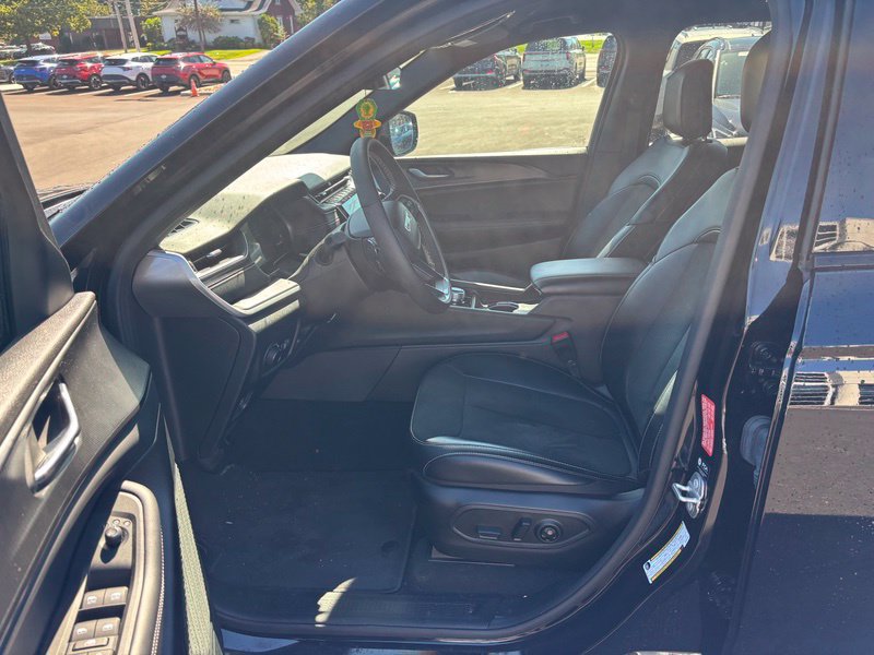 Used 2025 Jeep Grand Cherokee Altitude AWD/4WD image 9