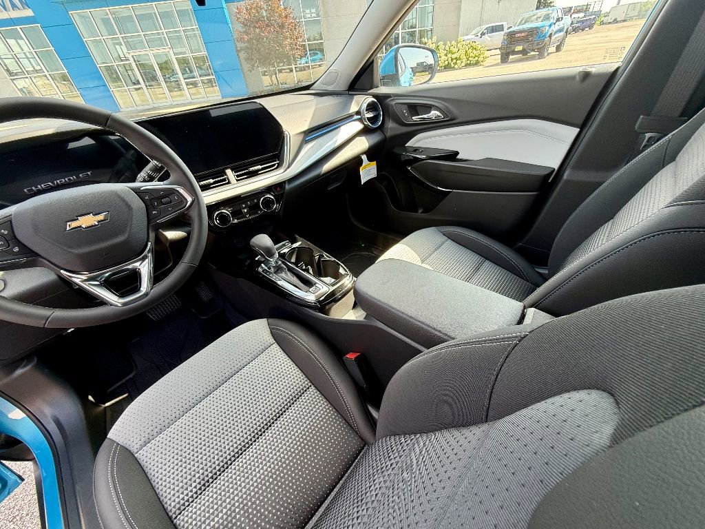New 2025 Chevrolet Trax LT w/ Sunroof Package image 12