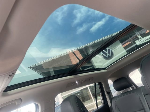 Used 2019 Volkswagen Tiguan SE w/ Panoramic Sunroof Package image 12
