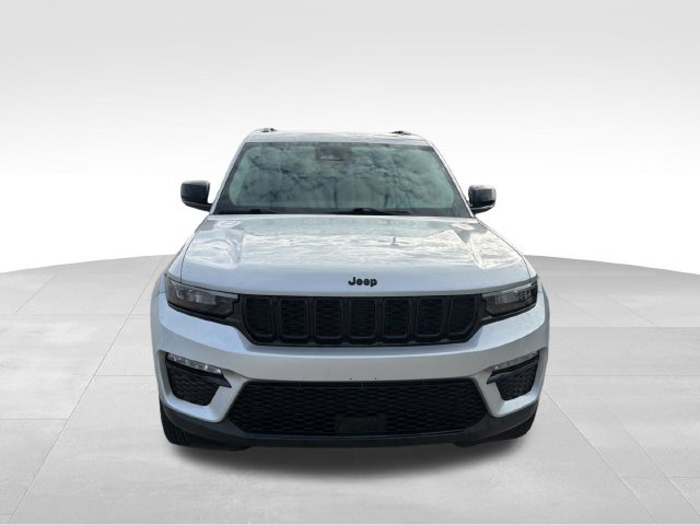 Used 2023 Jeep Grand Cherokee Limited w/ Black Appearance Package AWD/4WD image 4