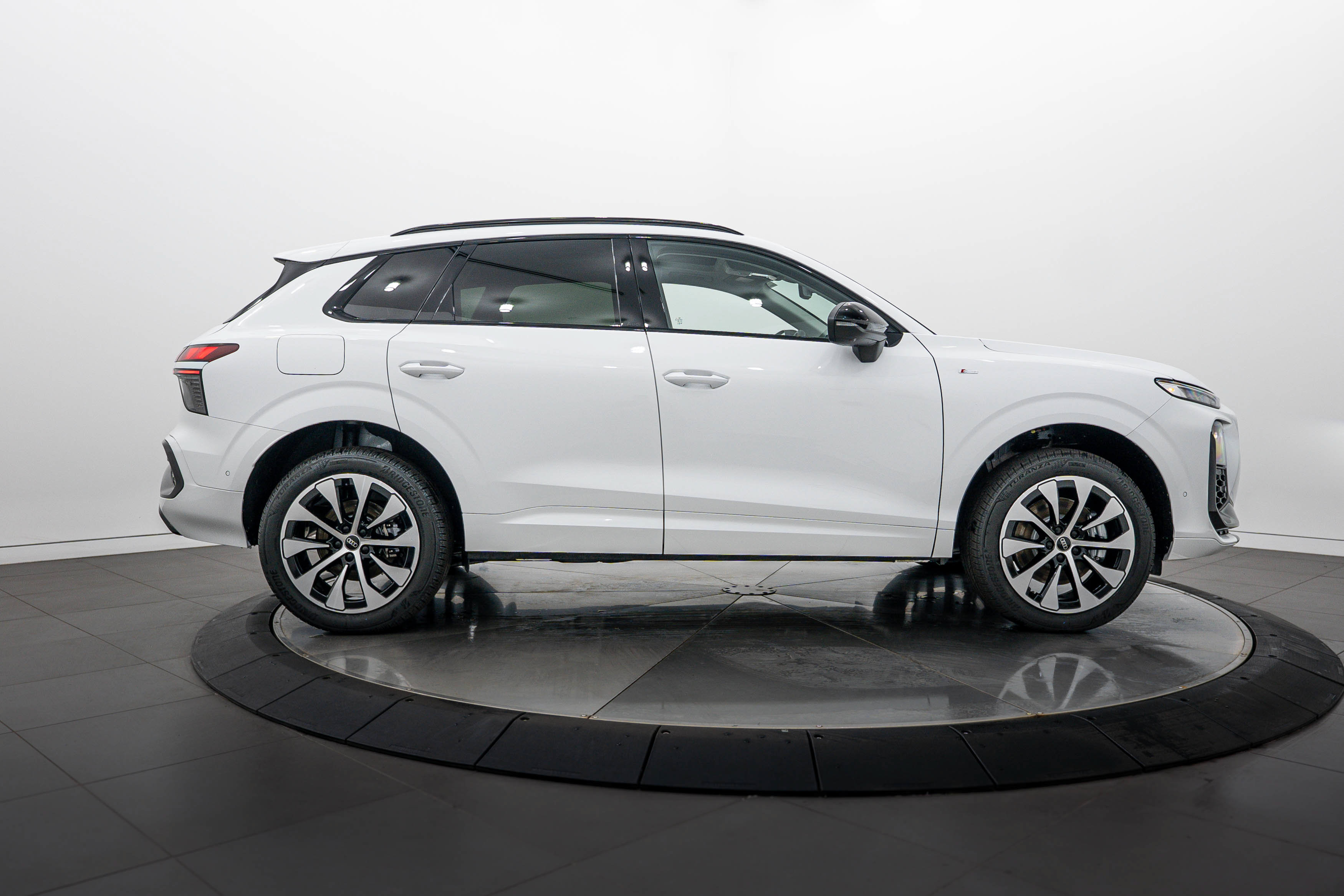 New 2026 Audi Q3 quattro 2.0T AWD/4WD image 3