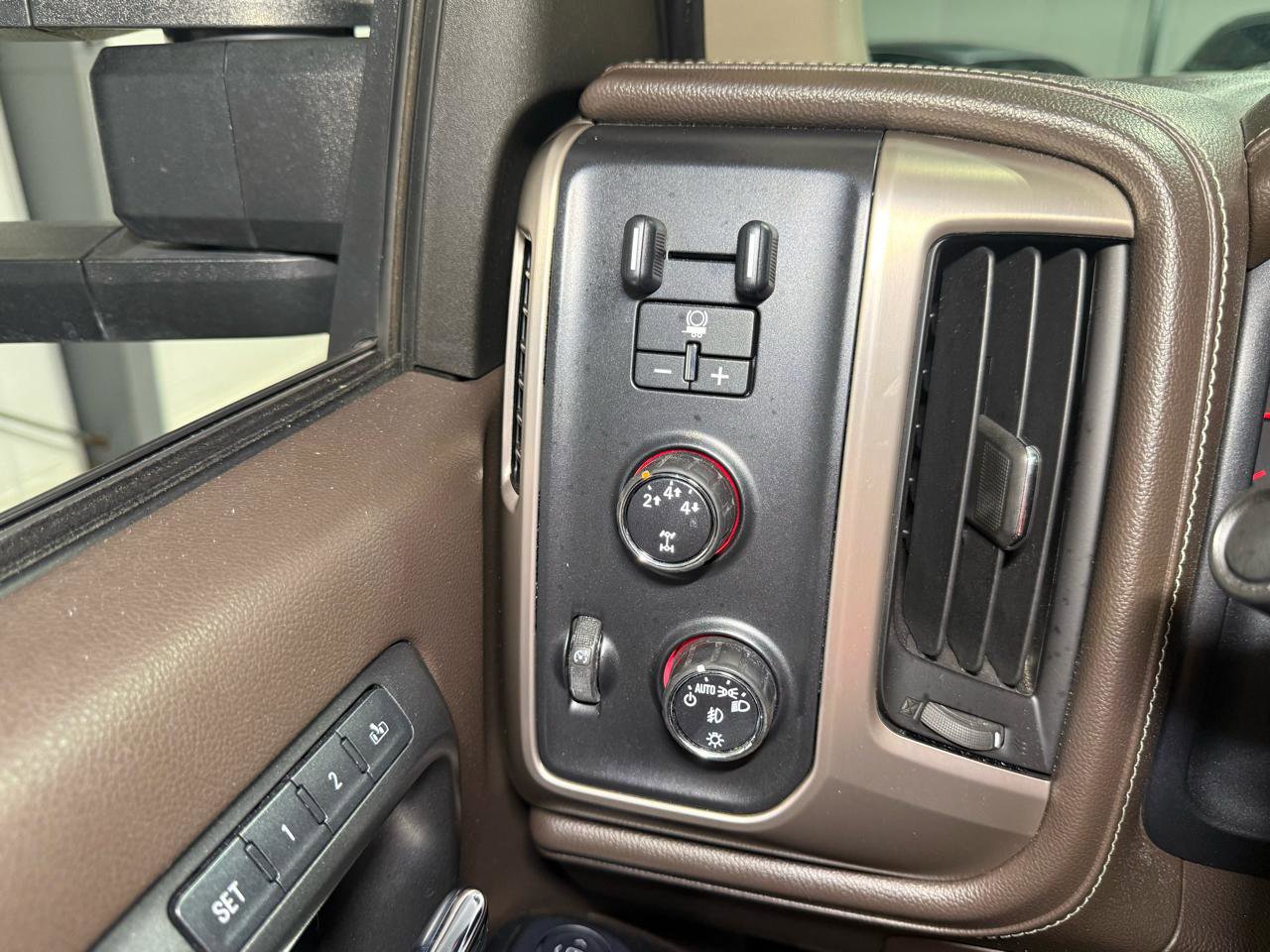 Used 2016 GMC Sierra 2500 Denali w/ Duramax Plus Package AWD/4WD image 19