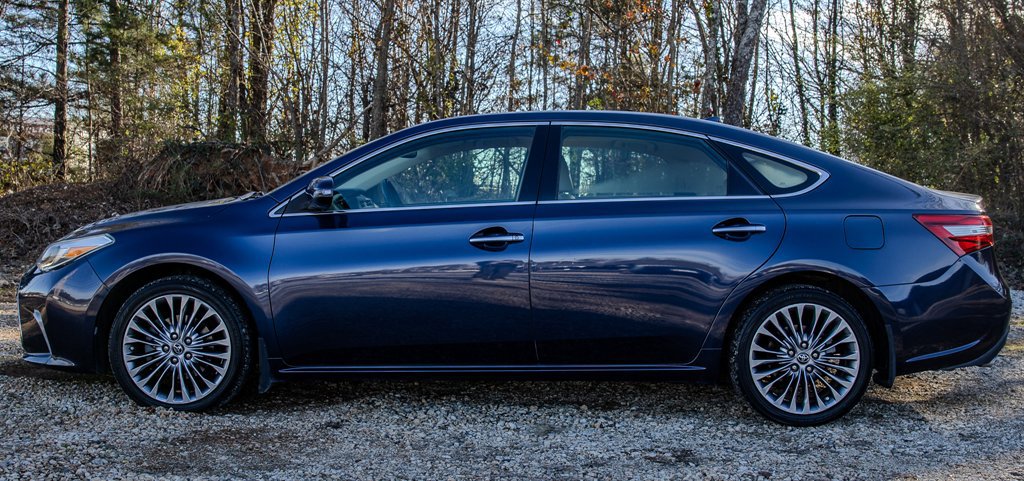 Used 2017 Toyota Avalon Limited FWD image 2