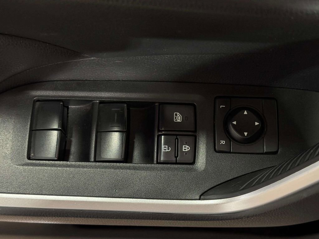 Used 2019 Toyota RAV4 LE image 7