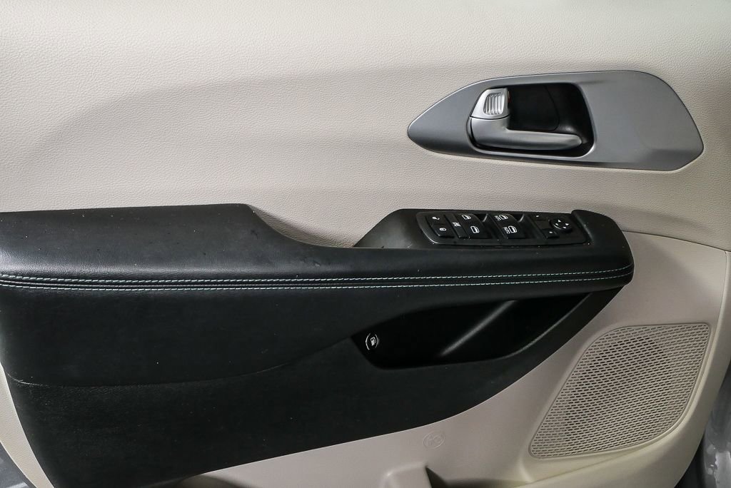 Used 2018 Chrysler Pacifica Touring-L image 11