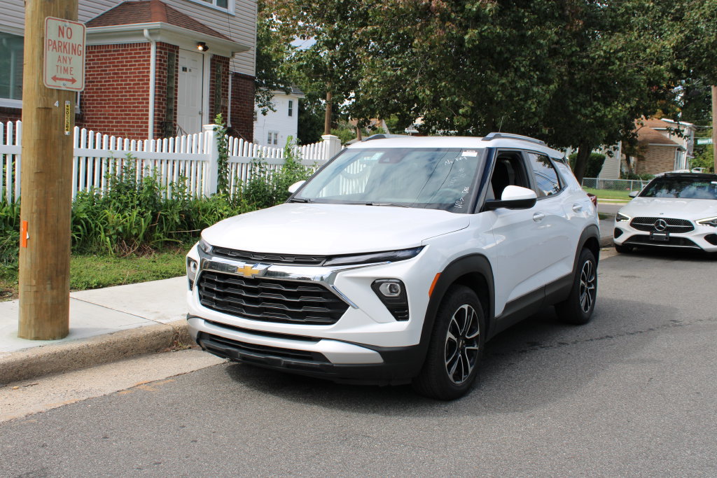 Used 2025 Chevrolet TrailBlazer LT FWD image 3