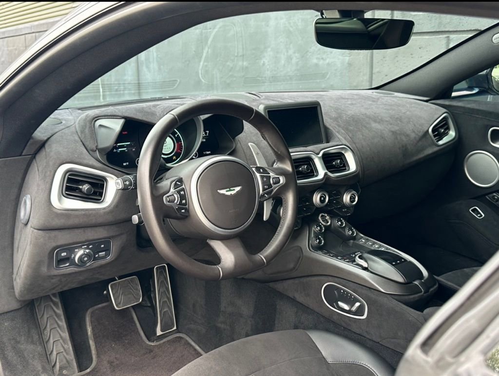 Used 2021 Aston Martin V8 Vantage Coupe image 4