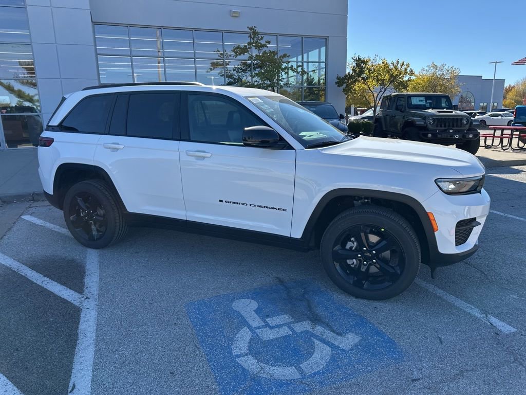 New 2025 Jeep Grand Cherokee Altitude AWD/4WD image 36