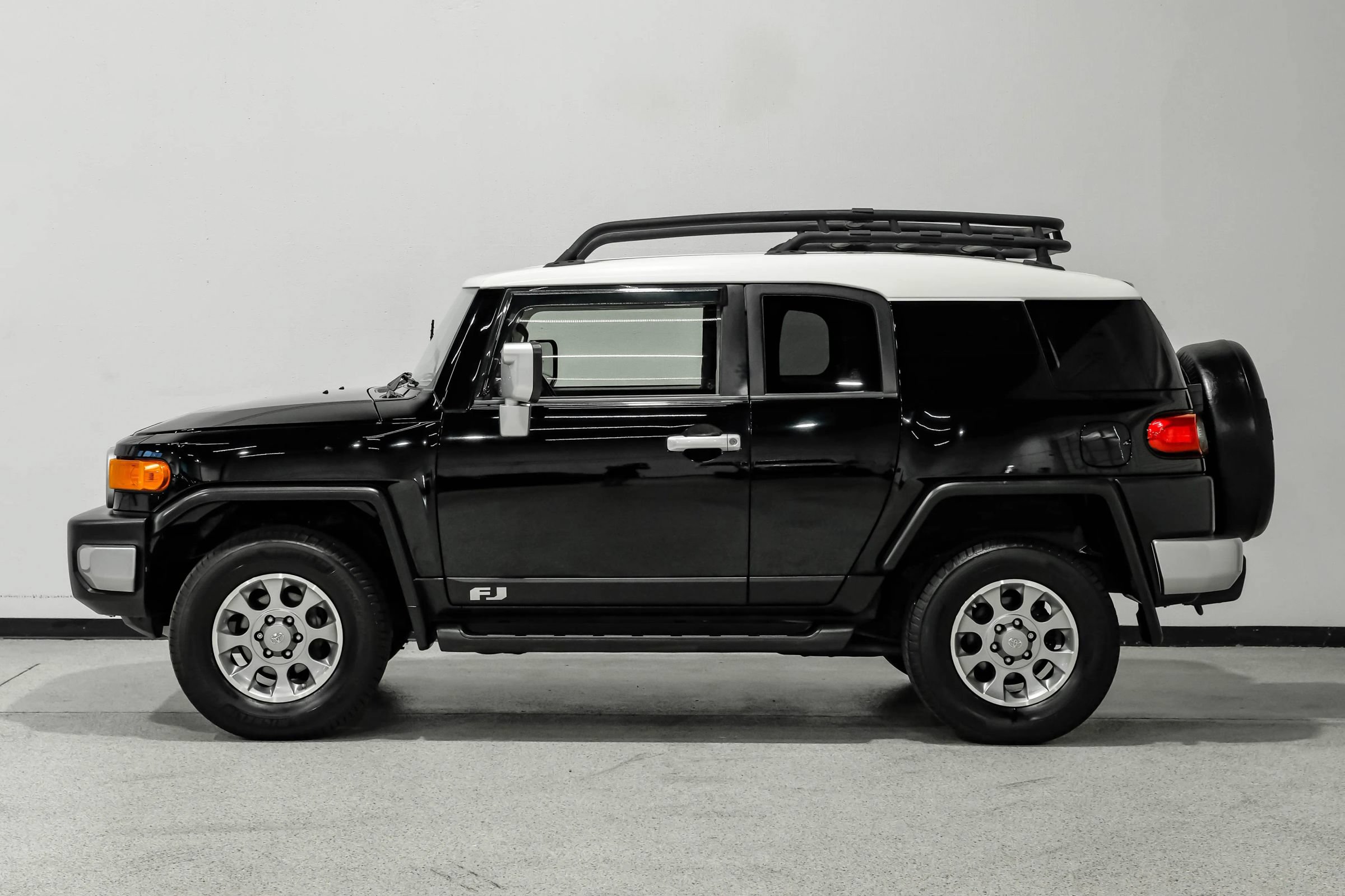 Used 2013 Toyota FJ Cruiser 4WD w/ Upgrade Pkg image 9