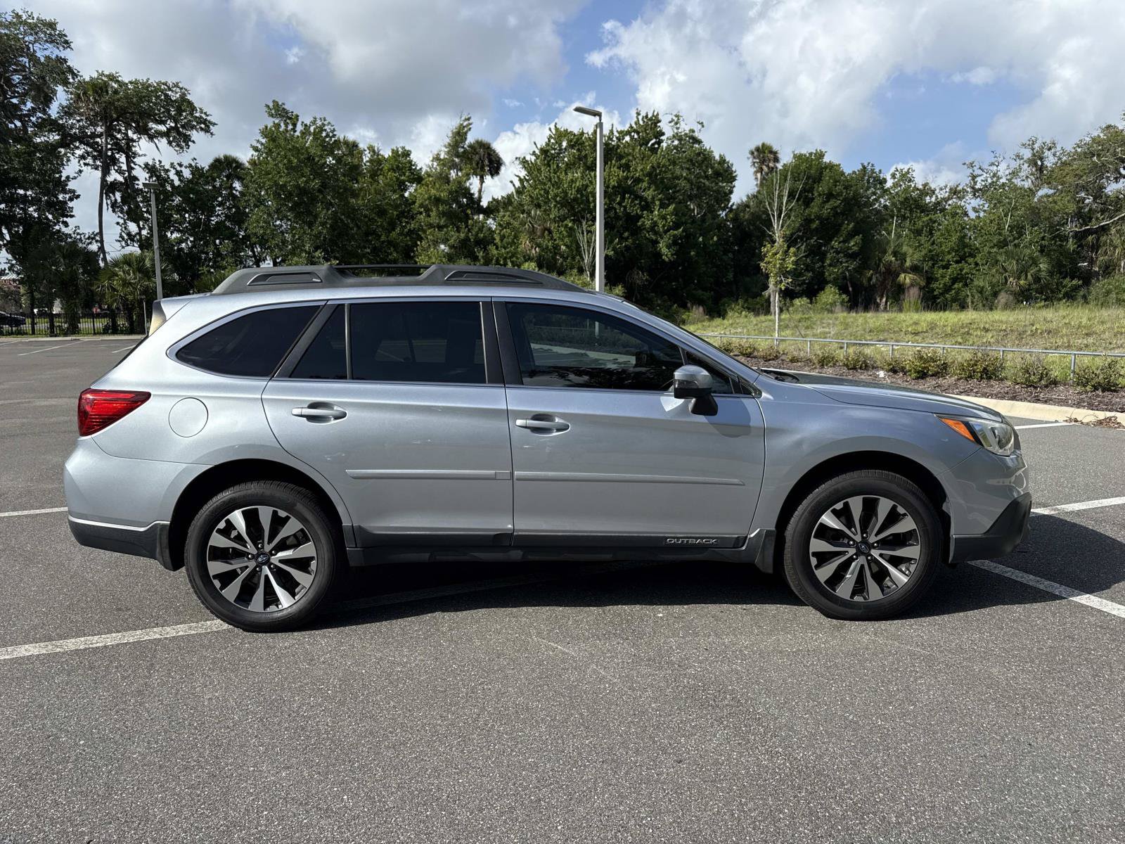 Used 2017 Subaru Outback 3.6R Limited AWD/4WD image 2