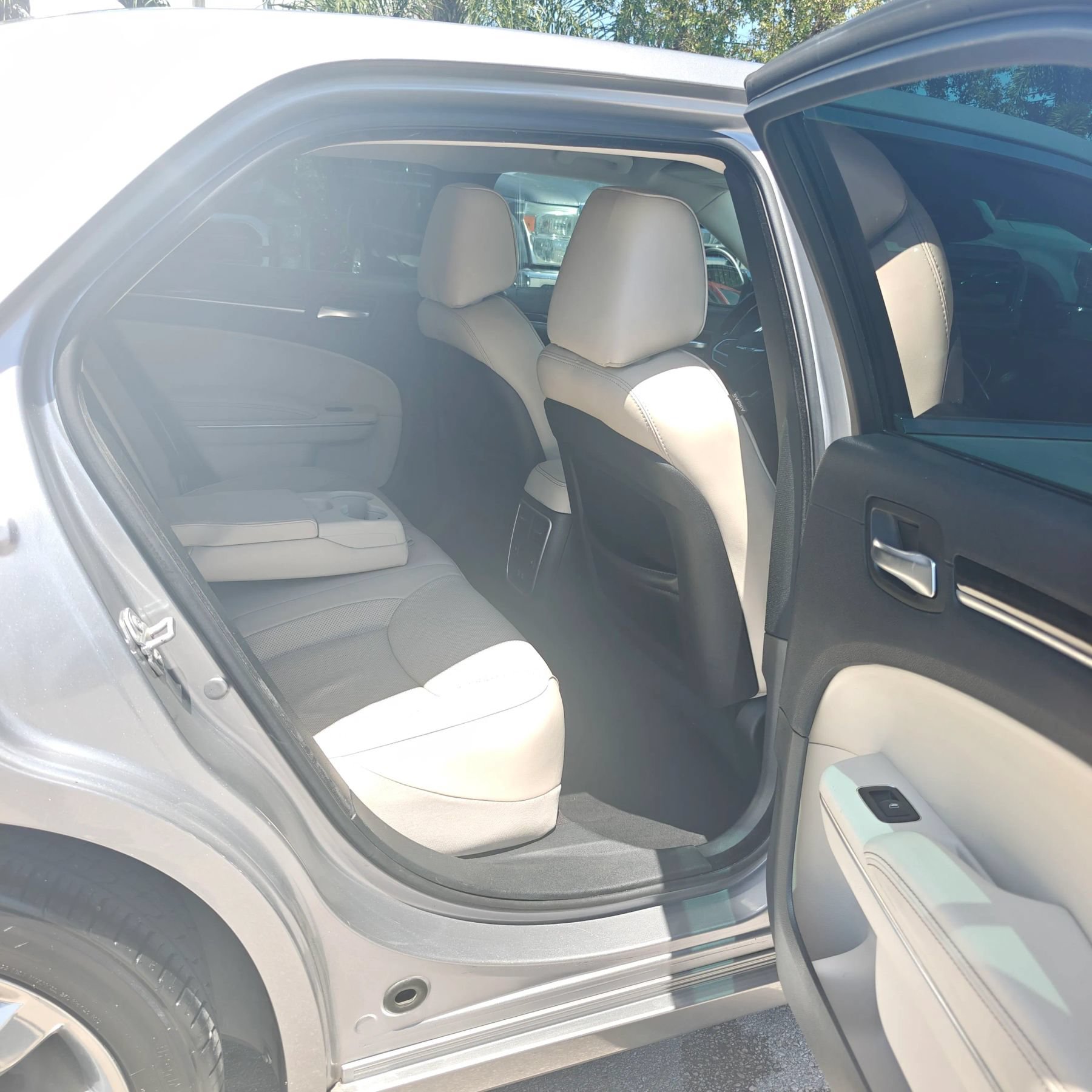 Used 2018 Chrysler 300 Limited RWD image 16