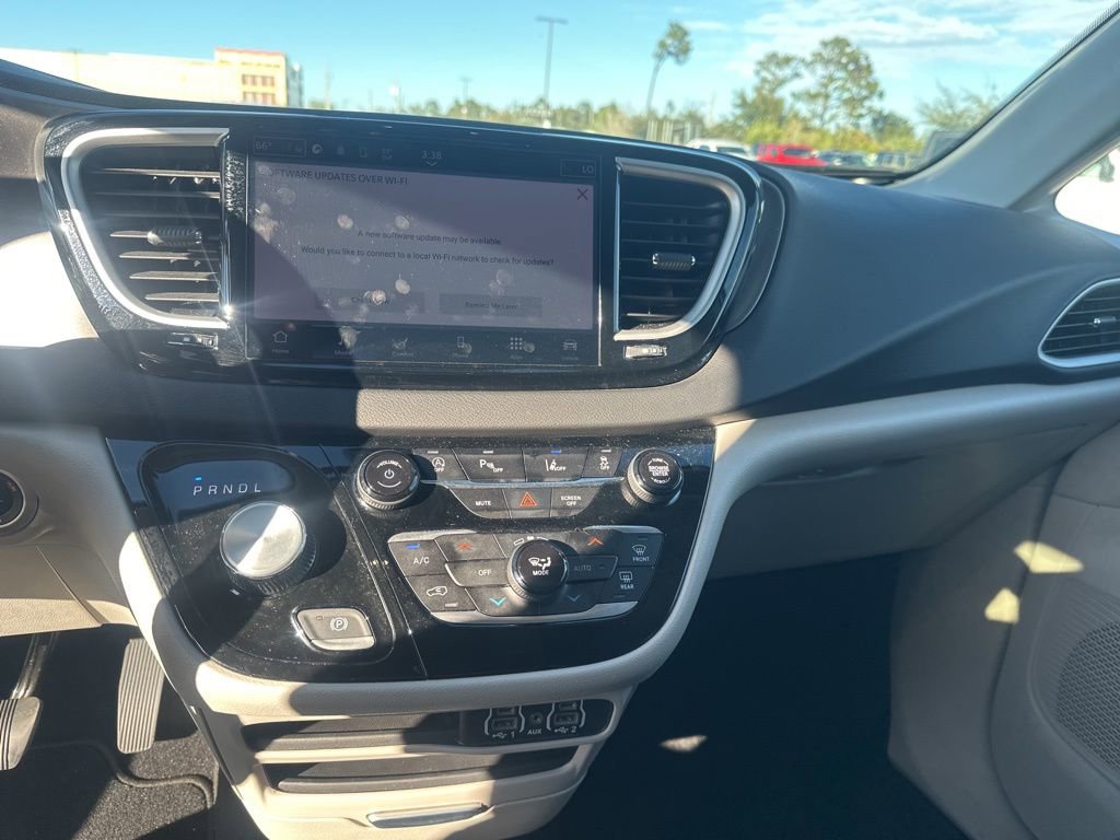 Used 2024 Chrysler Pacifica Touring-L image 14