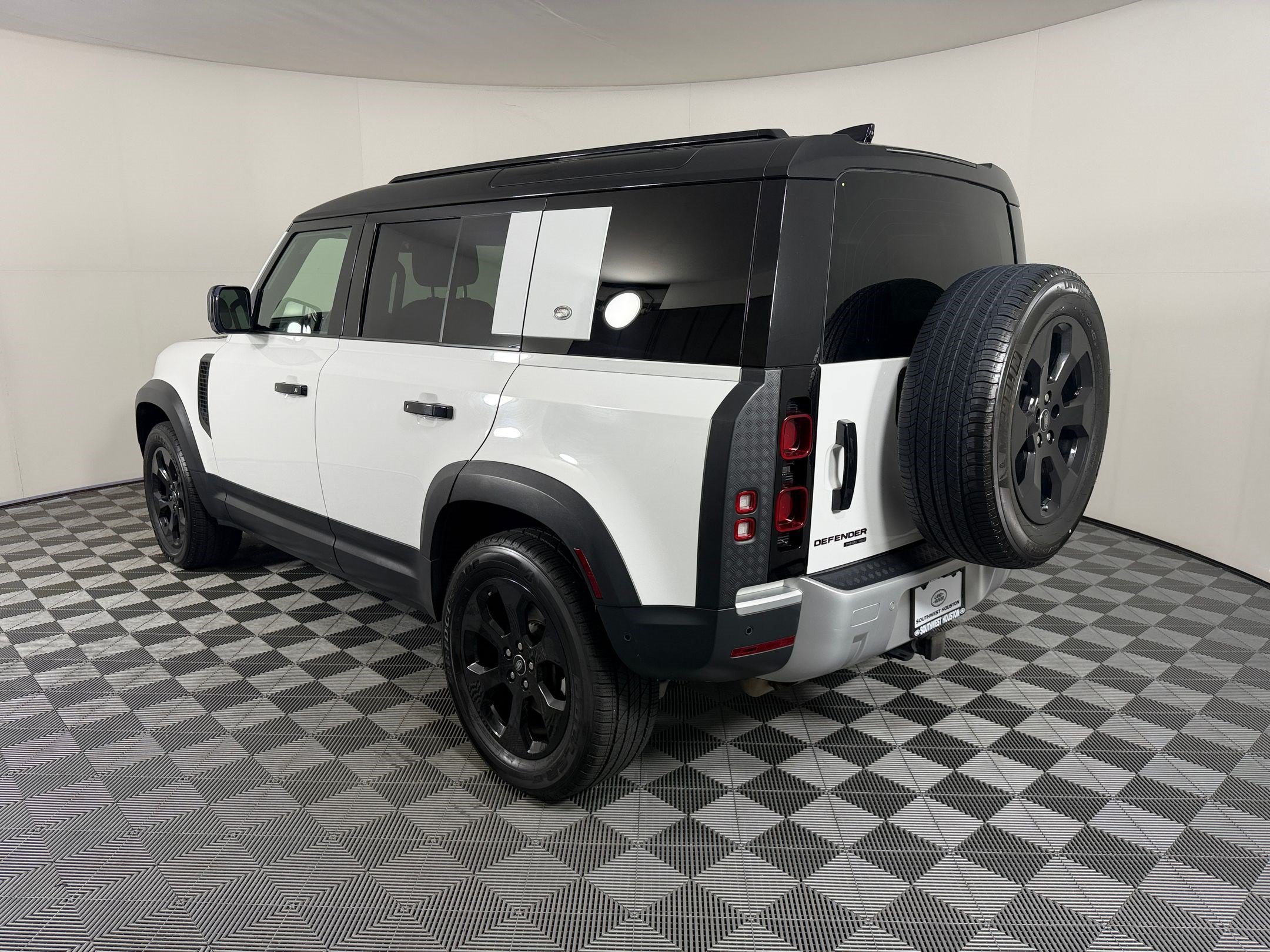 Used 2020 Land Rover Defender 110 HSE AWD/4WD image 3
