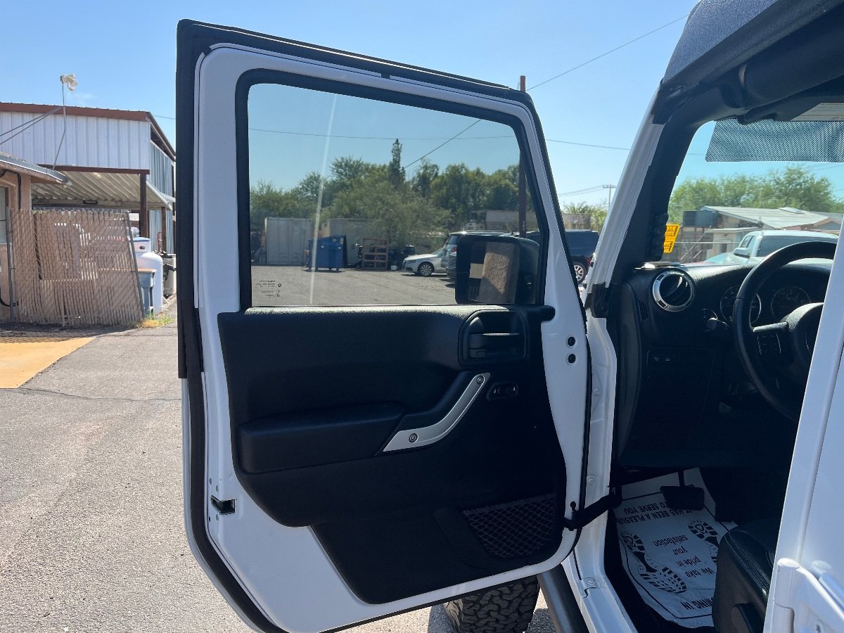 Used 2018 Jeep Wrangler Unlimited Rubicon w/ Connectivity Group AWD/4WD image 25