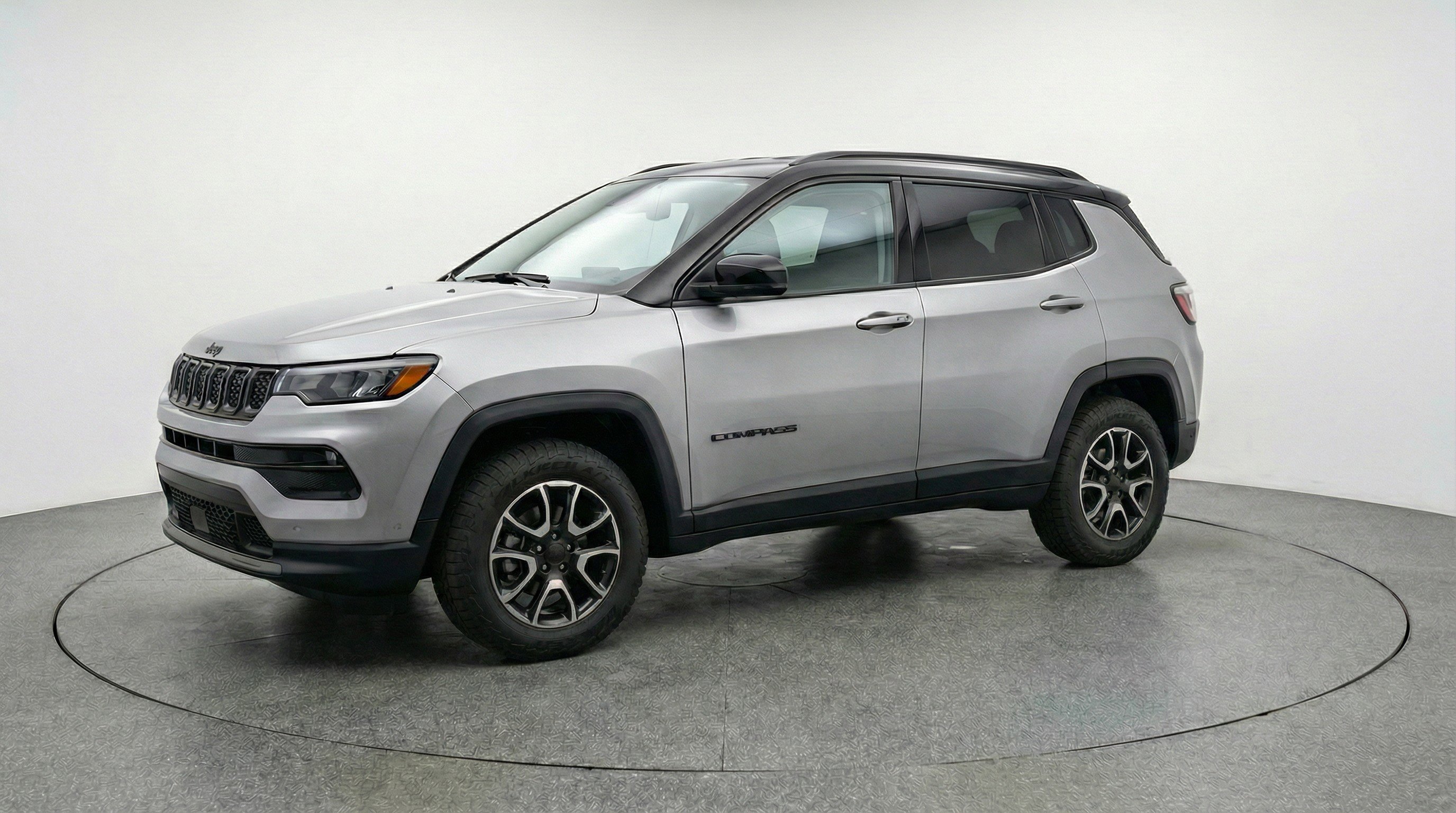 Used 2025 Jeep Compass Trailhawk image 3