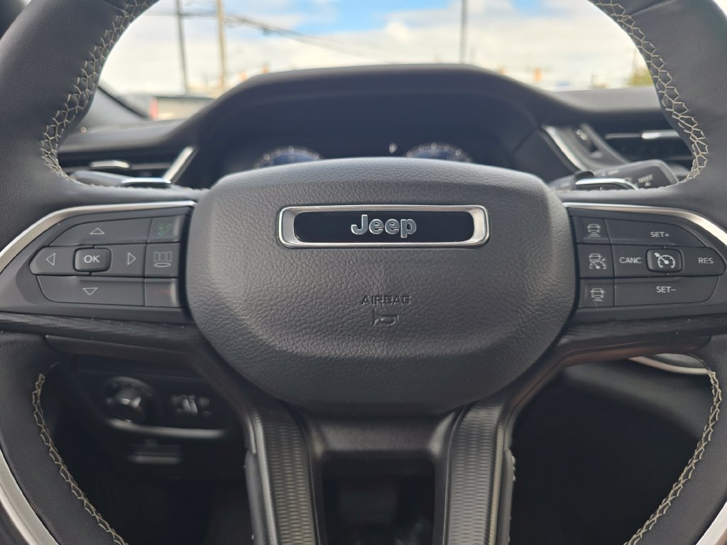 Used 2023 Jeep Grand Cherokee Altitude AWD/4WD image 27