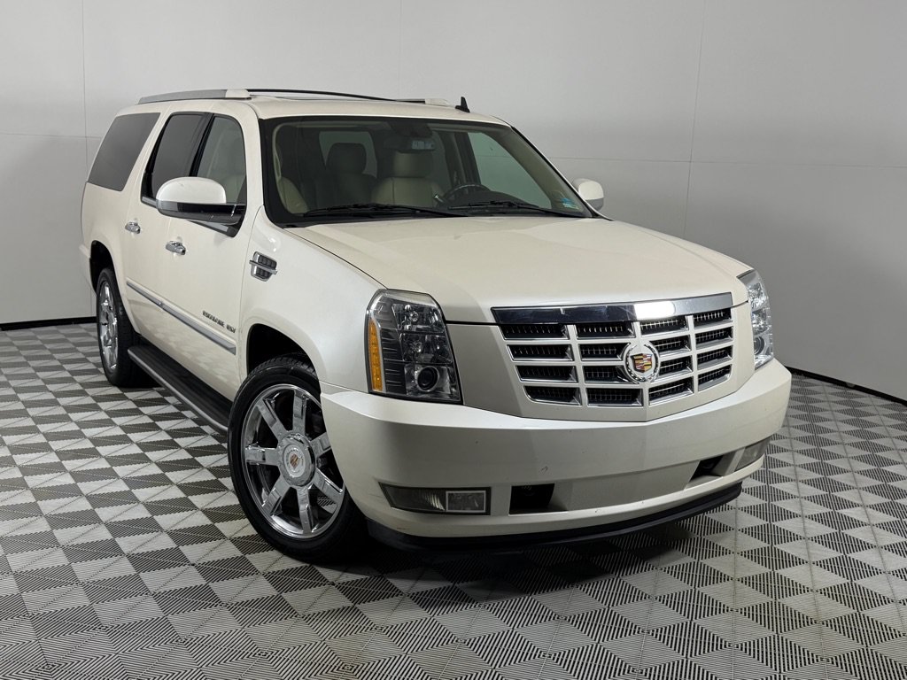 Used 2013 Cadillac Escalade ESV Luxury RWD image 2