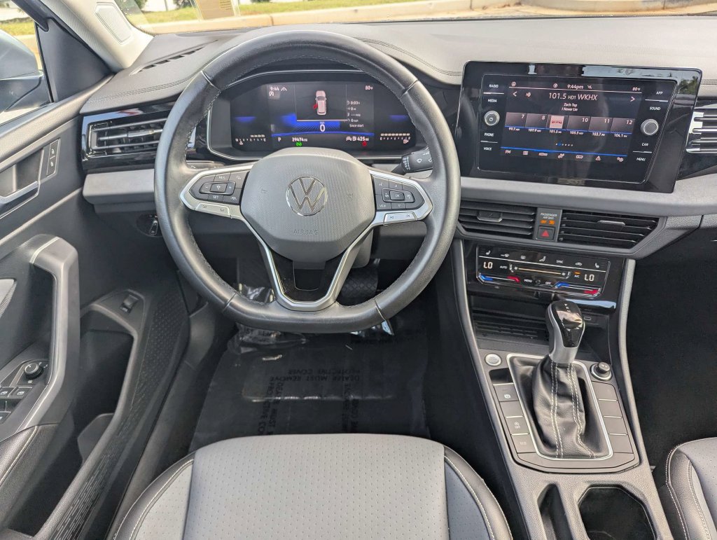 Used 2025 Volkswagen Jetta SE FWD image 14