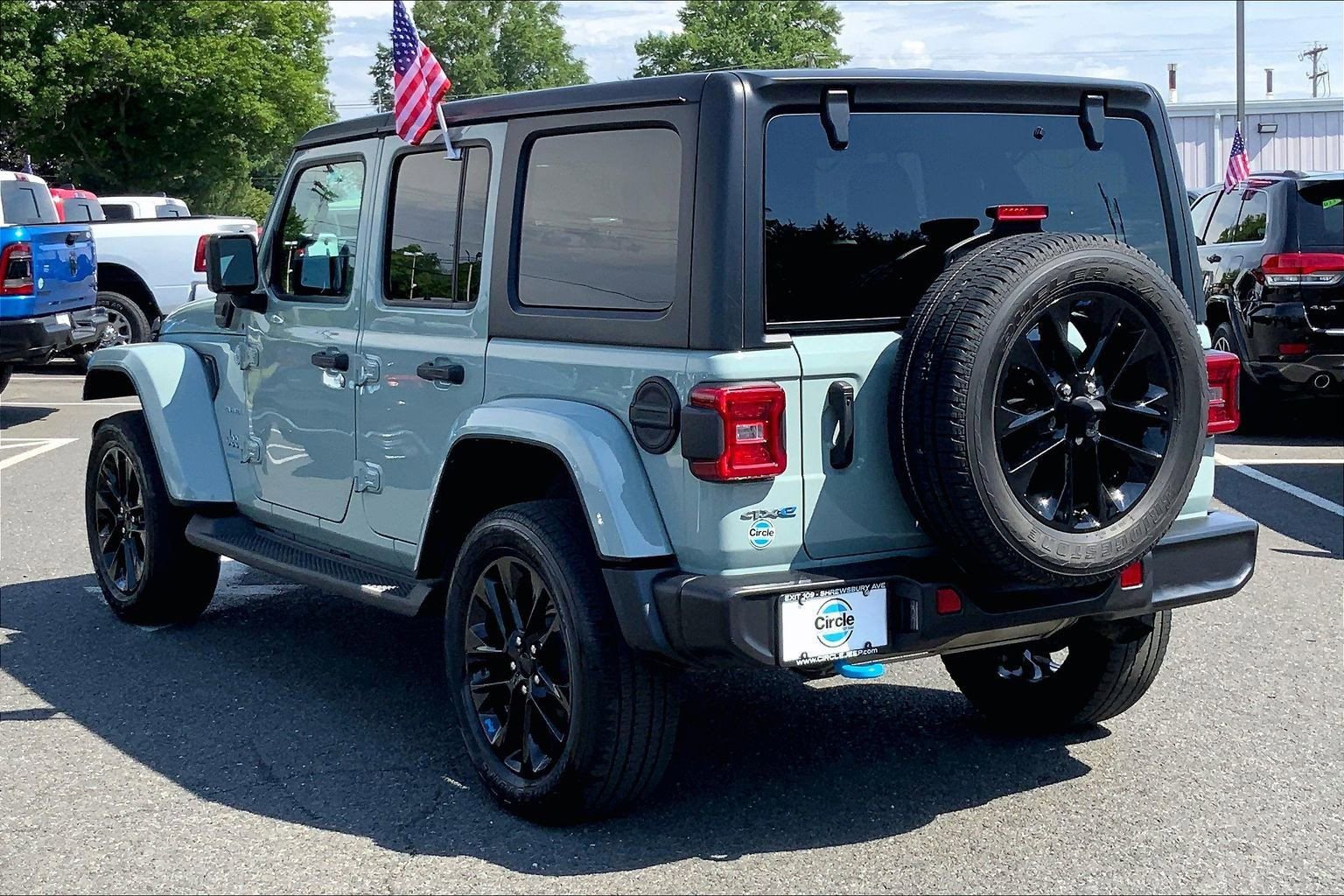 Used 2023 Jeep Wrangler Unlimited Sahara w/ Cold Weather Group AWD/4WD image 9