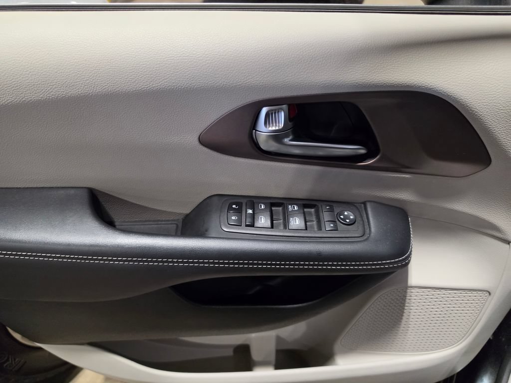 Used 2023 Chrysler Voyager LX FWD image 5
