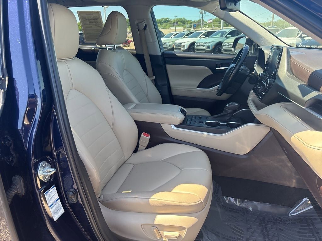 Used 2022 Toyota Highlander XLE AWD/4WD image 38