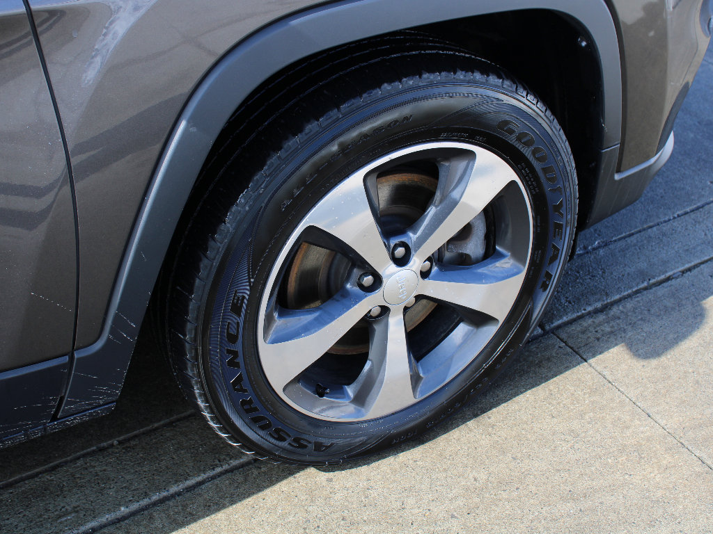 Used 2019 Jeep Cherokee Limited w/ Luxury Group image 39