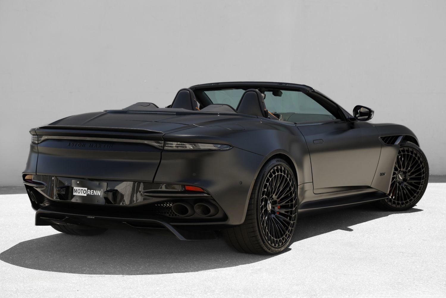 Used 2022 Aston Martin DBS Superleggera Volante RWD image 3