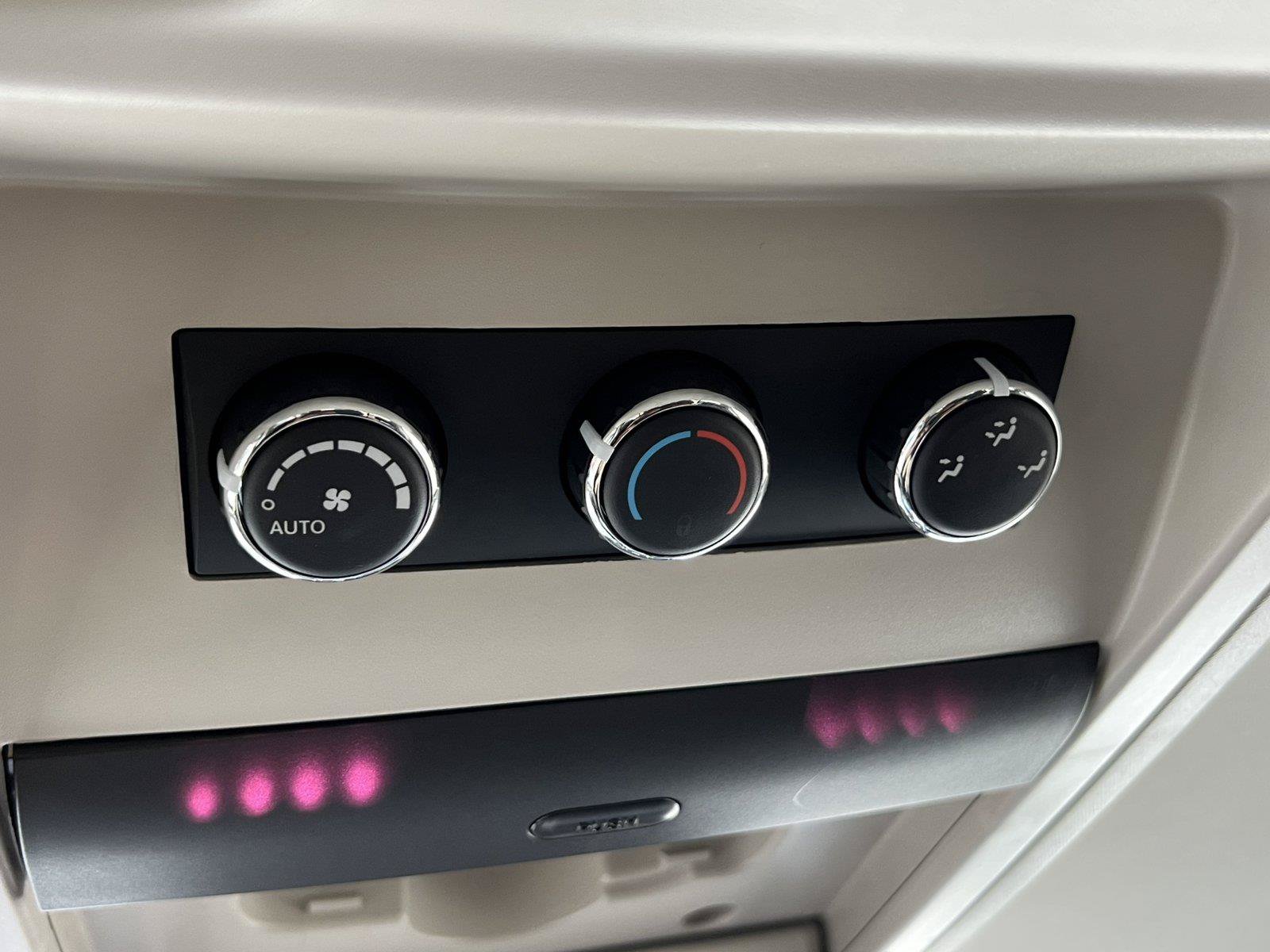 Used 2014 Chrysler Town & Country Touring-L w/ Driver Convenience Group FWD image 29