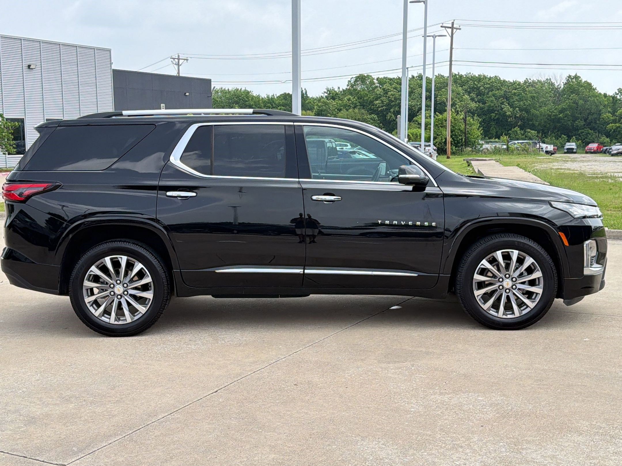 Used 2023 Chevrolet Traverse Premier FWD image 8