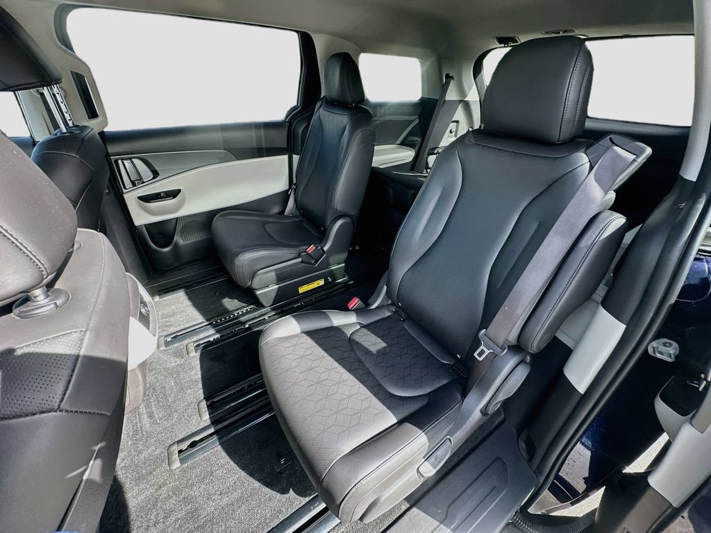 Used 2023 Kia Carnival LX FWD image 23