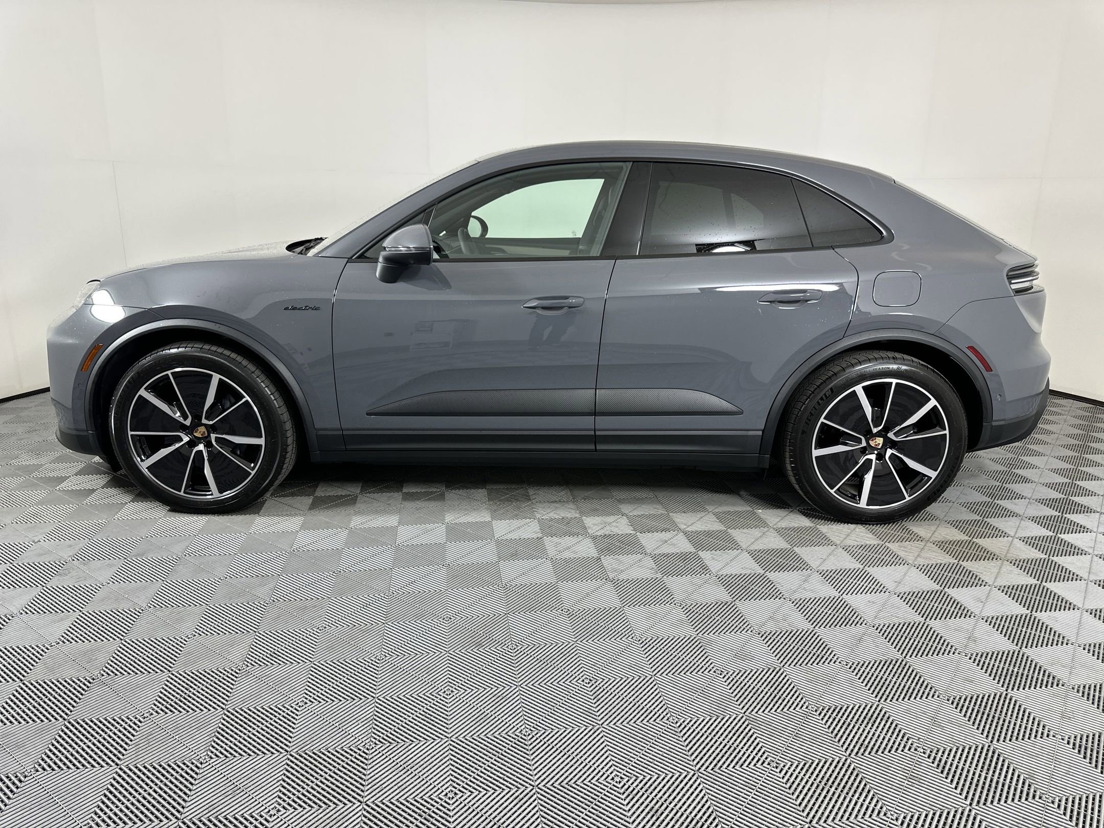 Used 2025 Porsche Macan 4 Electric image 2