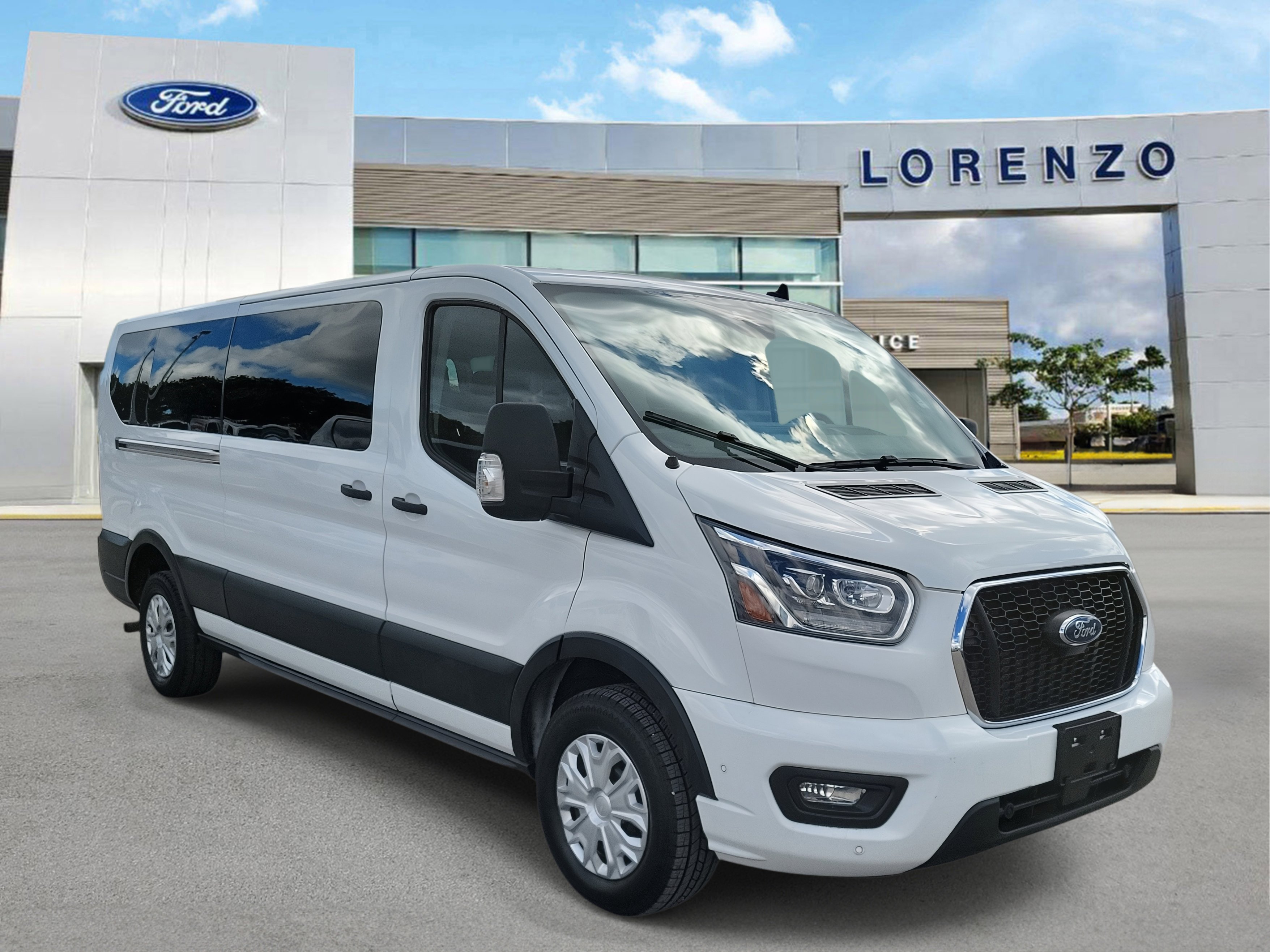 Used 2023 Ford Transit 350 XLT image 3