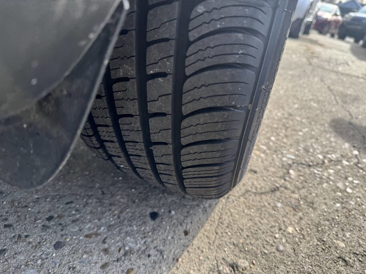 Used 2019 Jeep Cherokee Latitude w/ Cold Weather Group image 16