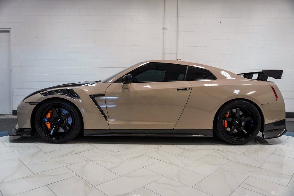Used 2017 Nissan GT-R Premium AWD/4WD image 8