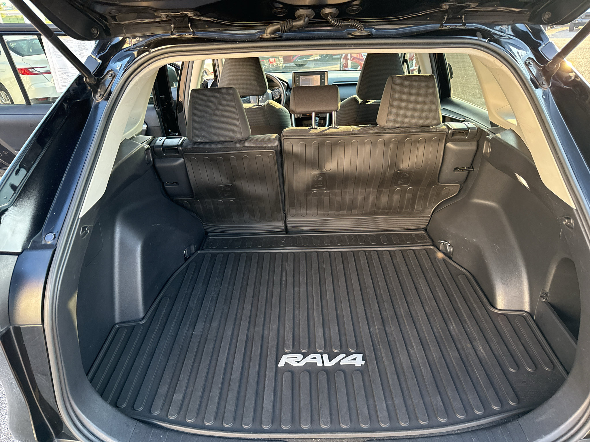 Used 2022 Toyota RAV4 LE FWD image 12