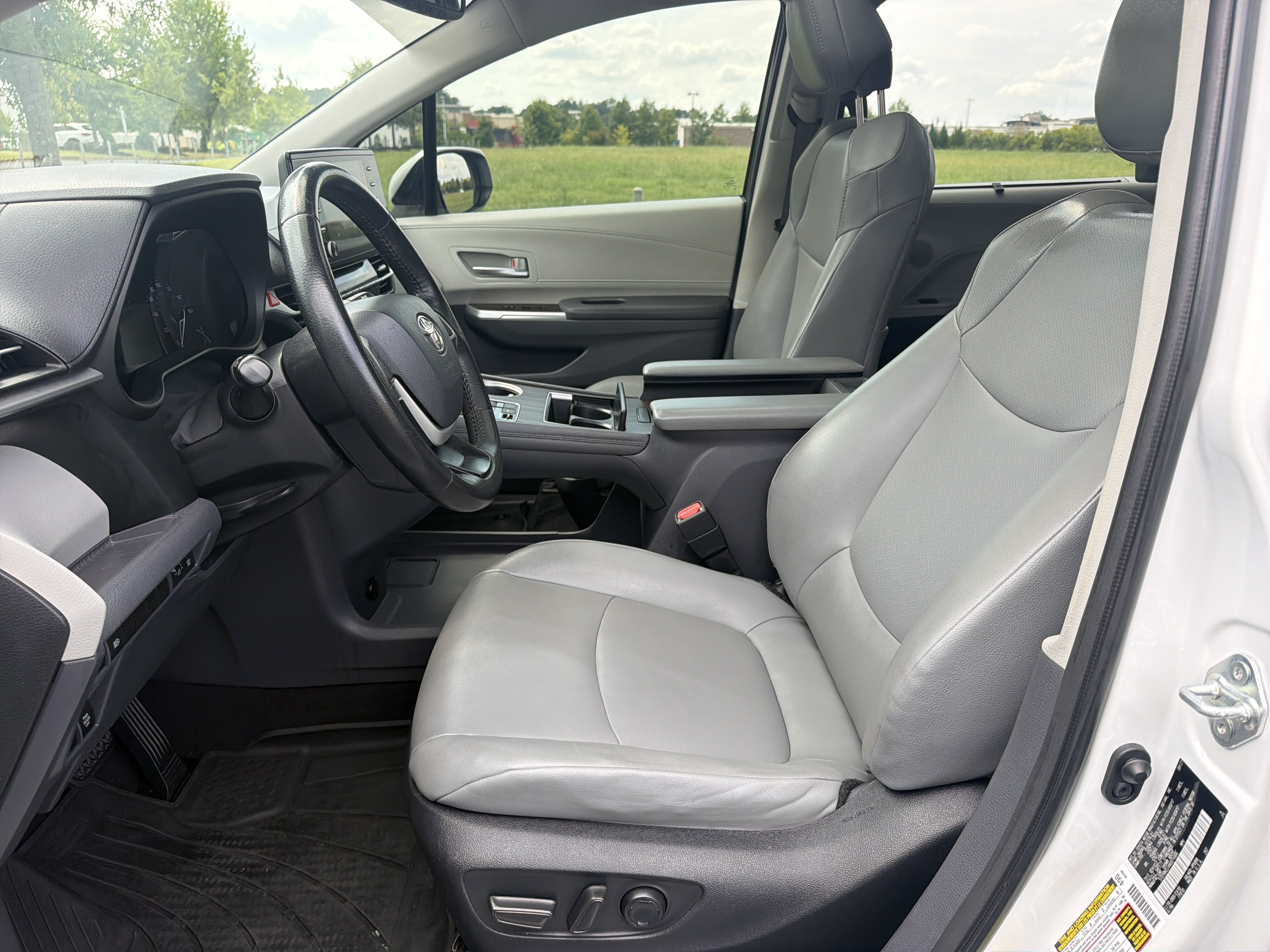 Used 2022 Toyota Sienna XLE FWD image 24