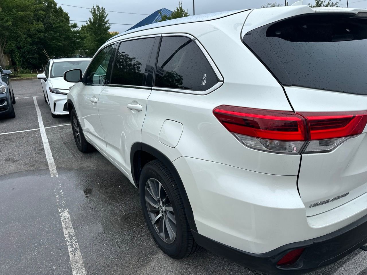Used 2017 Toyota Highlander XLE FWD image 3