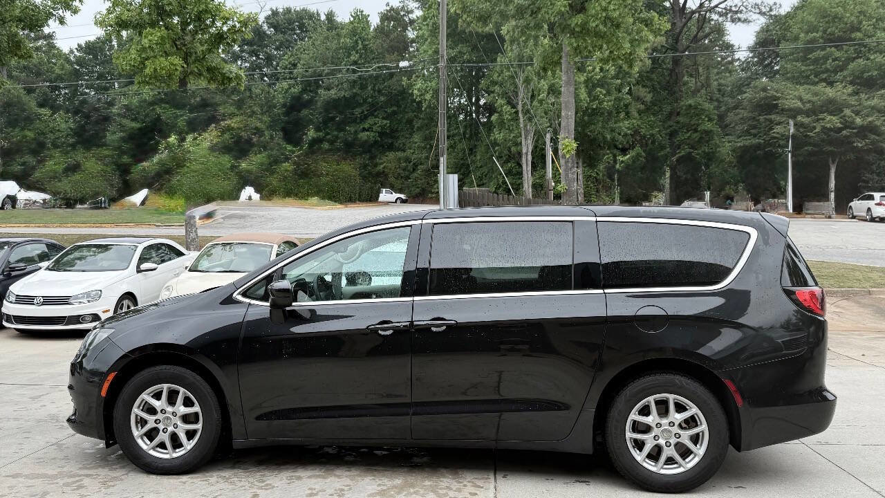 Used 2017 Chrysler Pacifica Touring FWD image 3