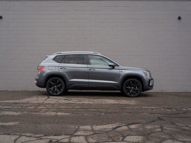 Used 2022 Volkswagen Taos SE w/ Panoramic Sunroof Package AWD/4WD image 8