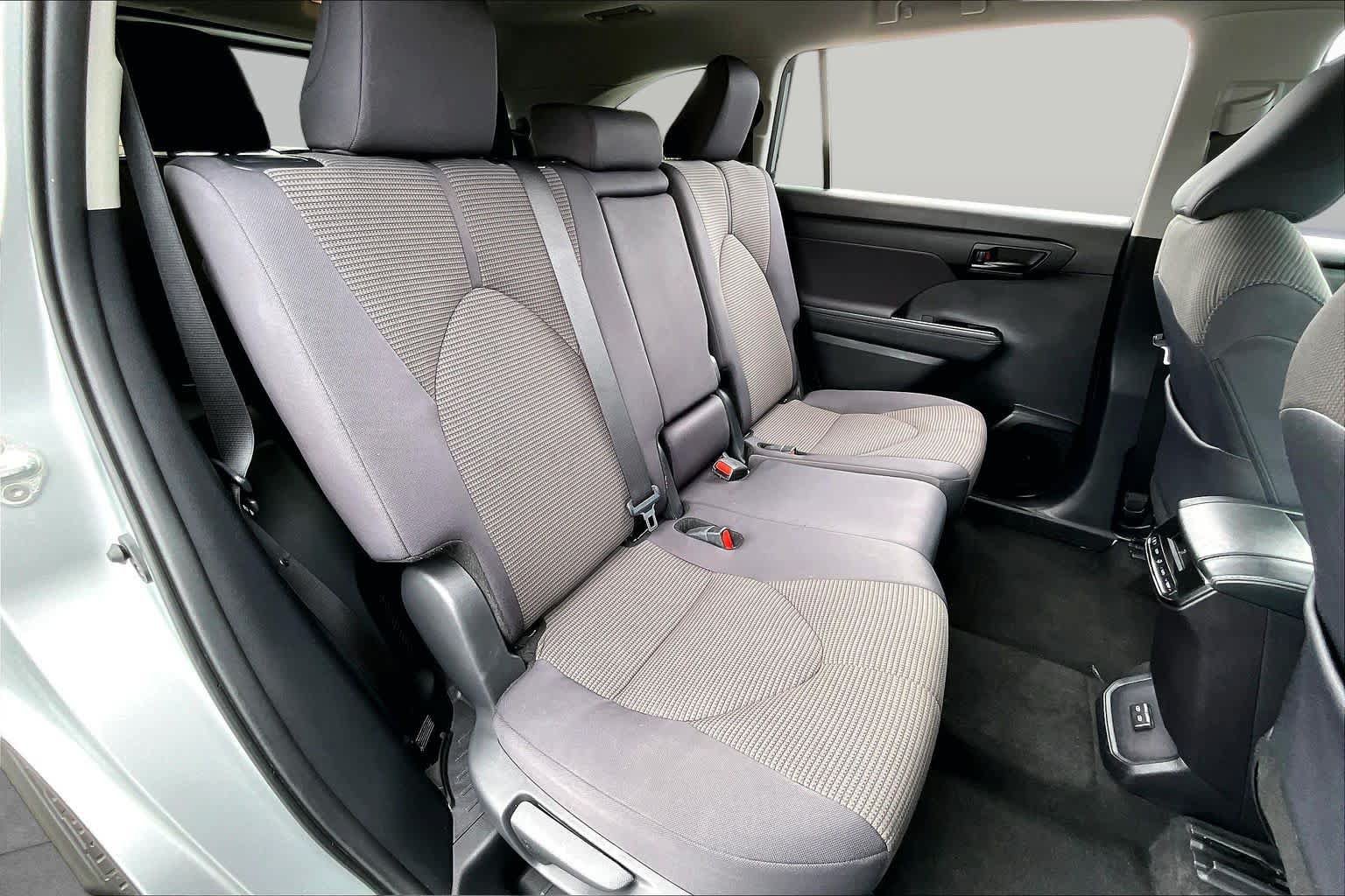 Used 2024 Toyota Highlander LE AWD/4WD image 21