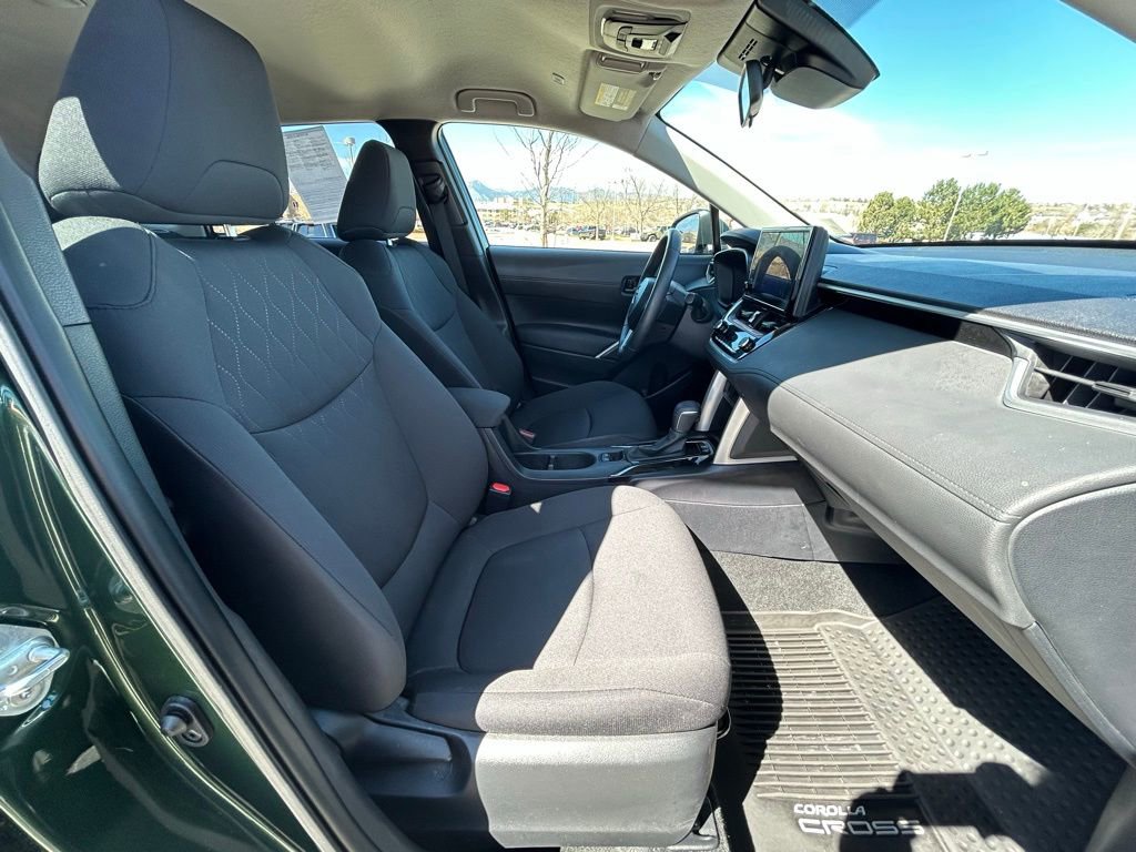 Used 2024 Toyota Corolla Cross LE image 32
