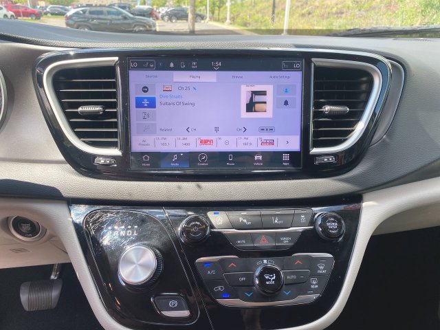 Used 2024 Chrysler Pacifica Touring-L FWD image 13