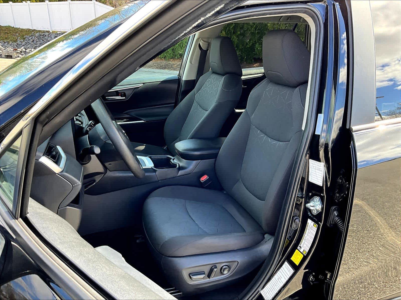 Used 2025 Toyota RAV4 XLE AWD/4WD image 10